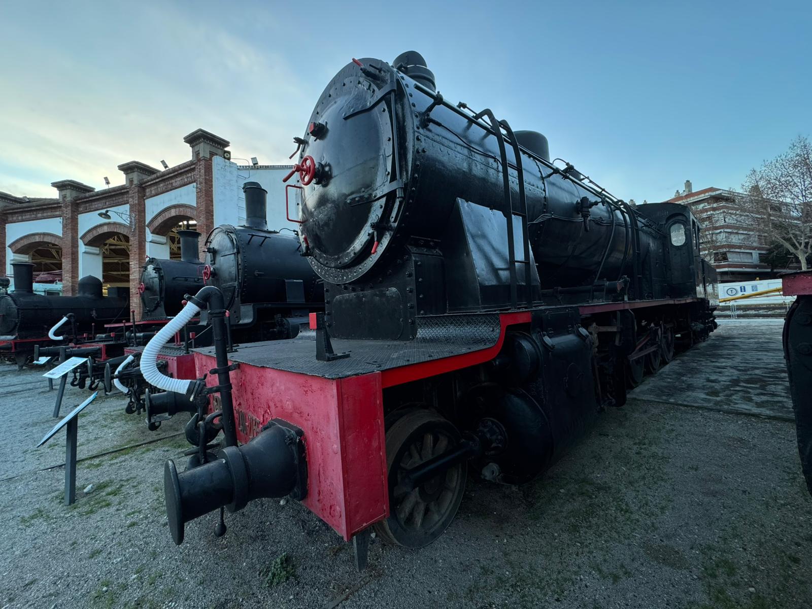 LOCOMOTORA DE VAPOR 240-2135. MZA 1155. ��Mastodonte��